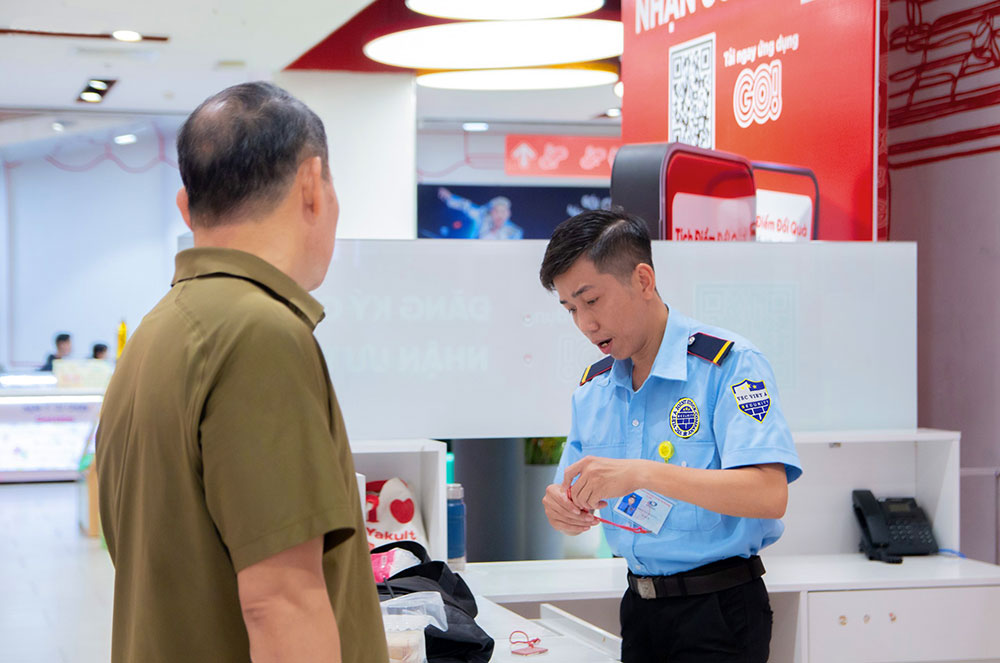 Nhân viên bảo vệ hỗ trợ khách hàng nhan-vien-bao-ve-ho-tro-khach-hang