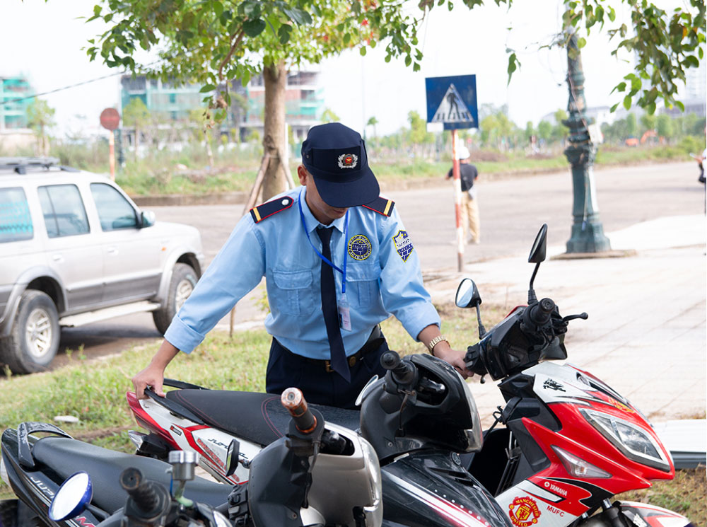 Nhân viên bảo vệ sắp xếp xe tại cửa hàng nhan-vien-bao-ve-sap-xep-xe-trong-khu-vuc-cua-minh