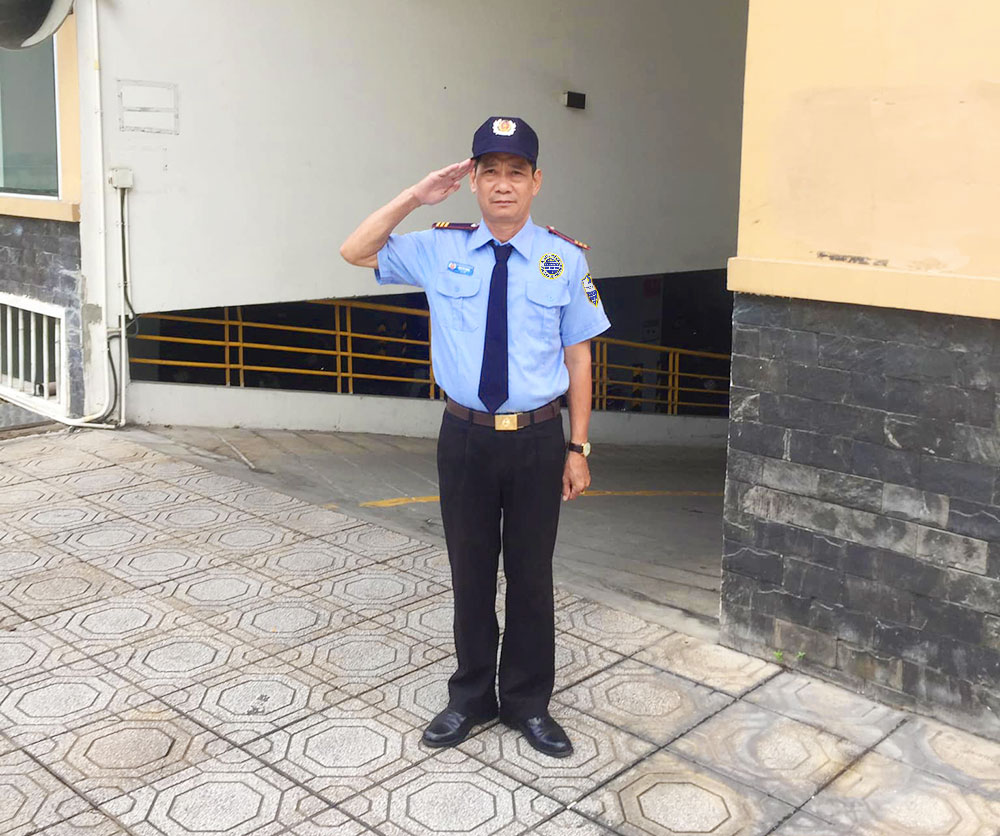 Nhân viên bảo vệ tác phong nghiêm chỉnh thực hiện chào điều lệnh. nhan-vien-bao-ve-tac-phong-nghiep-chinh-thuc-hien-chao-dieu-lenh