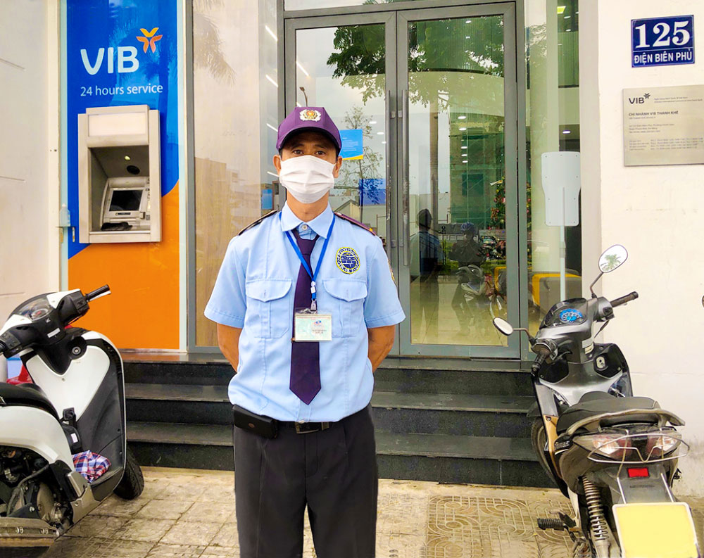 Nhân viên bảo vệ trông coi xe tại phòng giao dịch ngân hàng VIB nhan-vien-bao-ve-trong-xe-tai-phong-giao-dich-ngan-hang-vib