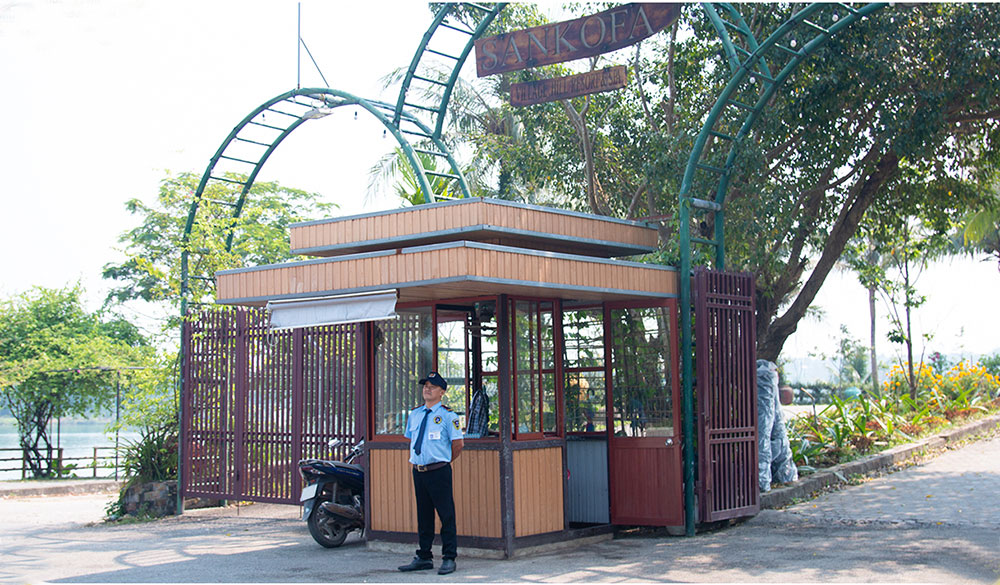 nhan-vien-bao-ve-truc-vi-tri-cong-nha-hang