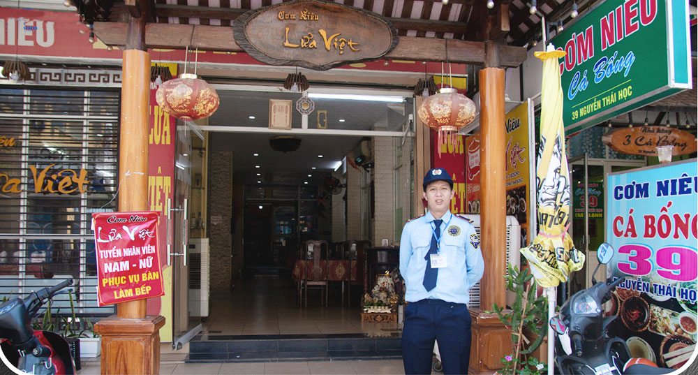 nhan-vien-bao-ve-truc-vi-tri-cua-nha-hang