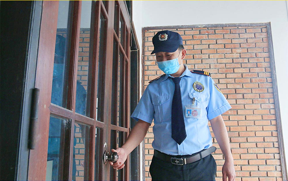 Nhân viên bảo vệ tuần tra, kiểm tra các khu vực chức năng nhan-vien-bao-ve-tuan-tra-kiem-tra-cac-khu-vuc-chuc-nang