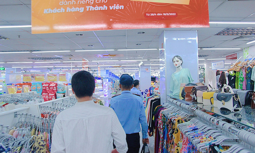 Nhân viên bảo vệ tuần tra, kiểm soát phía trong cửa hàng nhan-vien-bao-ve-tuan-tra-phia-trong-cua-hang
