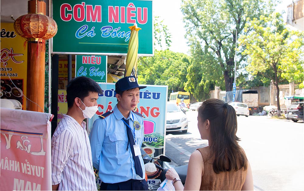 Quản lý cửa hàng trao đổi công việc với cán bộ nghiệp vụ và nhân viên bảo vệ quan-ly-cua-hang-trao-doi-cong-viec-voi-can-bo-nghiep-vu-va-nhan-vien-bao-ve