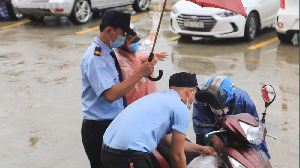 Nhân viên bảo vệ VSC Việt Á hỗ trợ khách hàng nhan-vien-bao-ve-ho-tro-khach-hang
