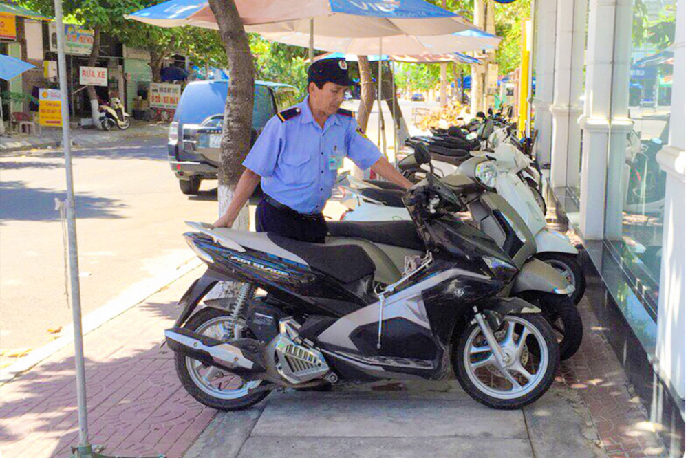 Nhân viên bảo vệ trông coi xe cho cửa hàng nhan-vien-bao-ve-trong-coi-xe-cho-cua-hang