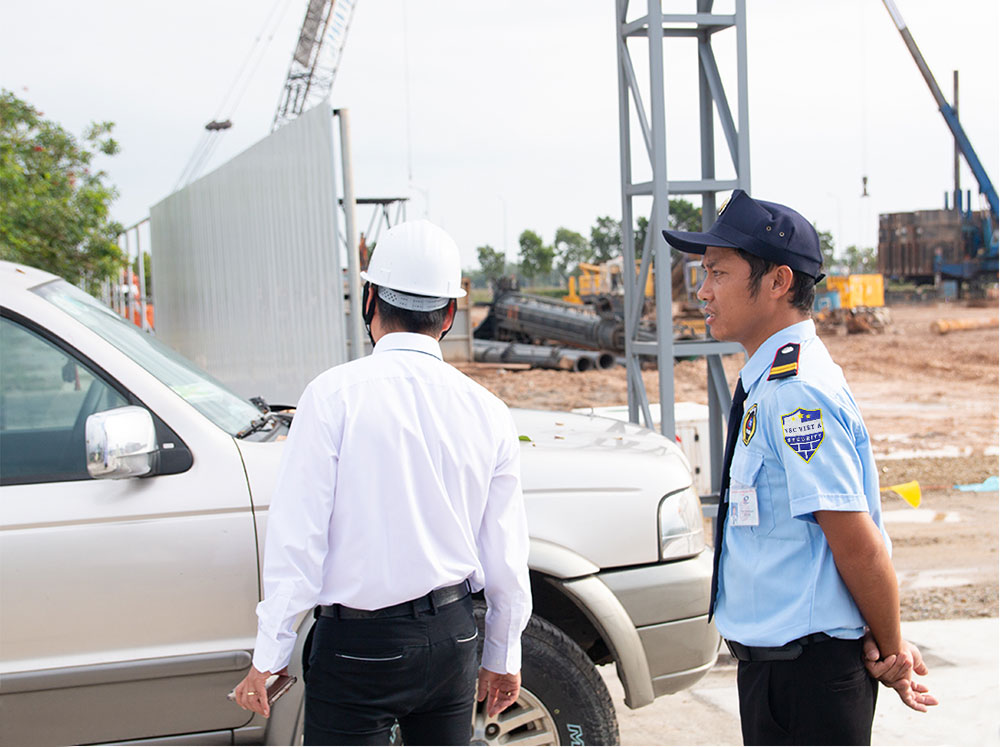 Nhân viên bảo vệ vị trí cổng giám sát phương tiện ra vào công trình nhan-vien-bao-ve-vi-tri-cong-giam-sat-phuong-tien-ra-vao