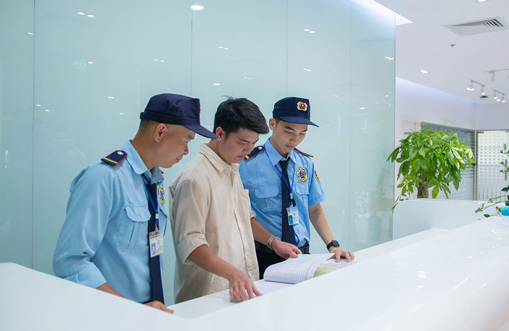 Cán bộ quản lý kiểm tra sổ giao ca, nhật ký ca trực tại mục tiêu can-bo-ban-quan-ly-kiem-tra-so-sach-cua-doi-bao-ve