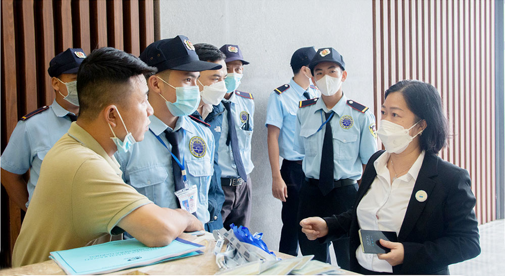 Cán bộ Ban quản lý toà nhà trao đổi thông tin với đội bảo vệå can-bo-ban-quan-ly-toa-nha-trao-doi-thong-tin-voi-doi-bao-ve