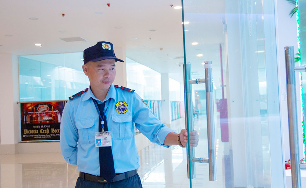 Nhân viên bảo vệ vị trí sảnh hỗ trợ mở cửa cho khách nhan-vien-bao-ve-vi-tri-sanh-ho-tro-mo-cua-cho-khach