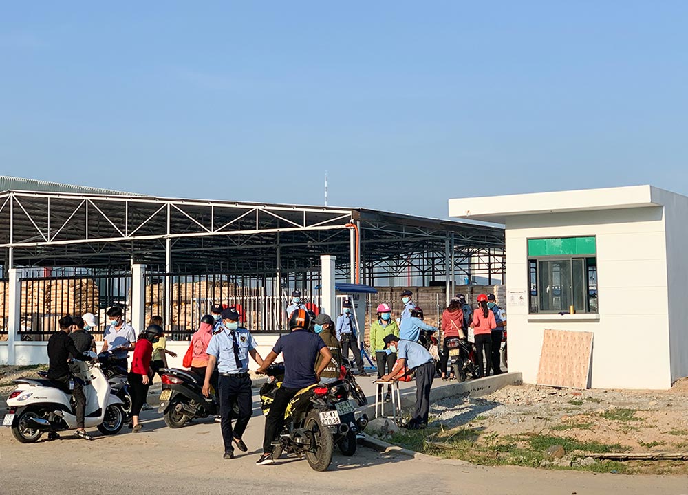 Đội bảo vệ tăng cường an ninh tại cổng trong các khung giờ cao điểm doi-bao-ve-tang-cuong-an-ninh-tai-cong-
