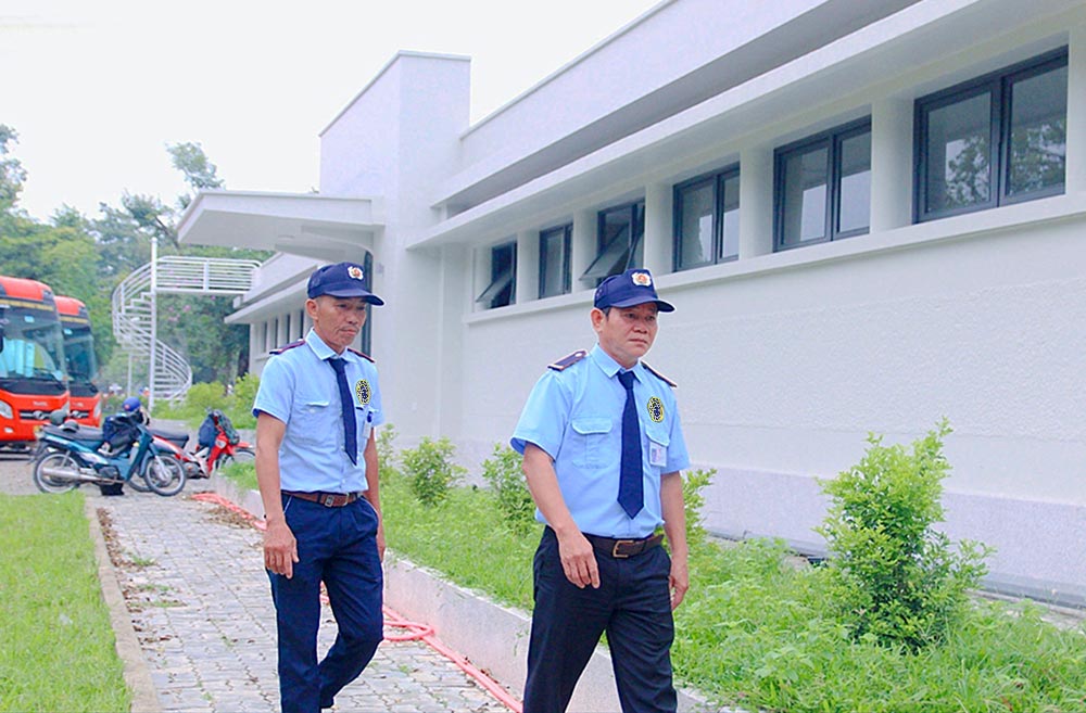 Nhân viên bảo vệ tuần tra xung quanh mục tiêu kho hàng nhan-vien-bao-ve-tuan-tra-tai-muc-tieu