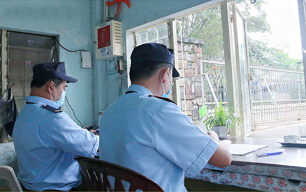 Nhân viên bảo vệ trực vị trí cổng của kho hàng nhan-vien-truc-vi-tri-cong-bao-ve