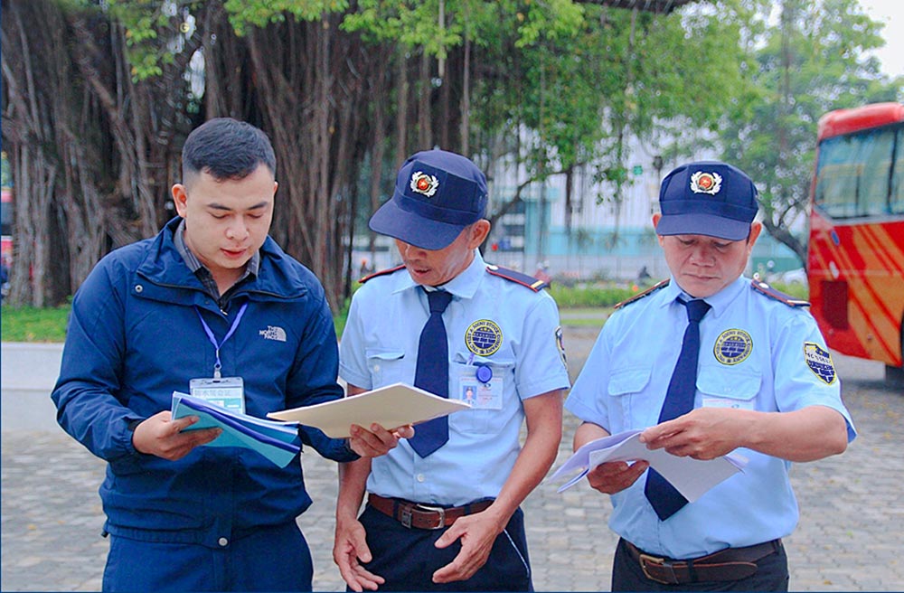 can-bo-phong-nghiep-vu-kiem-tra-don-doc-cong-viec-tai-muc-tieu