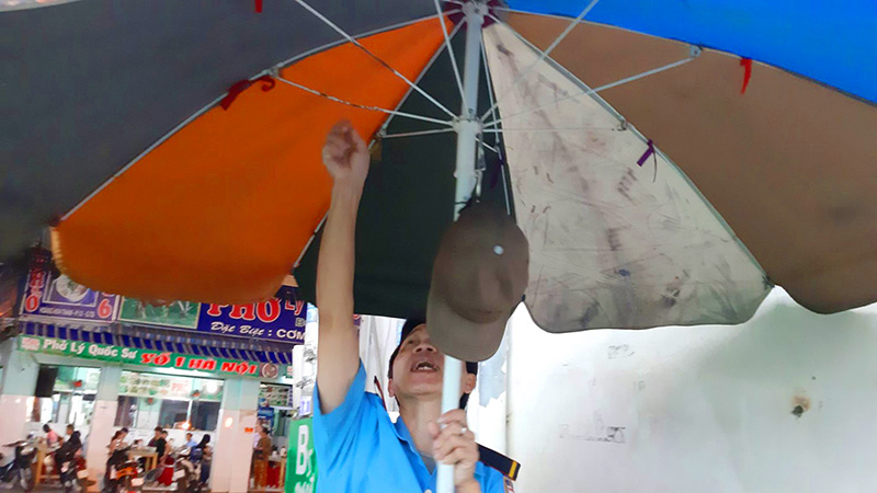 Bảo vệ cửa hàng tiện lợi bị hành hung - Ảnh 4 bao-ve-cua-hang-tien-loi-bi-hanh-hung-4